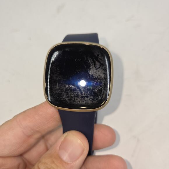 Fitbit Versa 3 Health and Fitness Smartwatch with GPS Soft Gold Athletic Gym - Picture 3 of 12